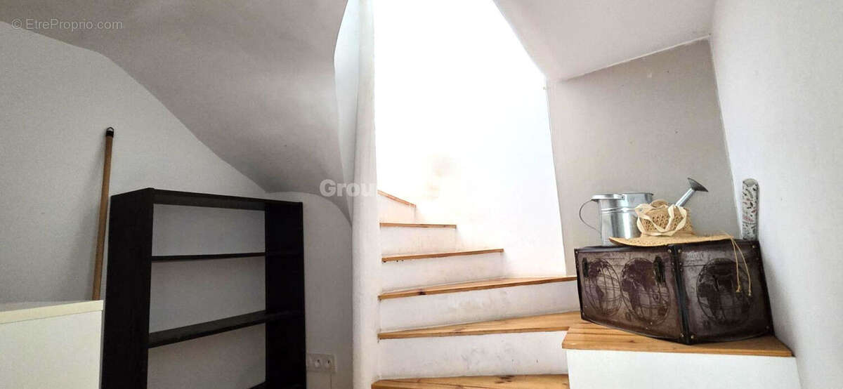 QUARTIER VERDURON HAUT! Maison atypique de 120 m² de type 5 sur parcelle de terrain de 200 m² avec vue mer! - photo 4