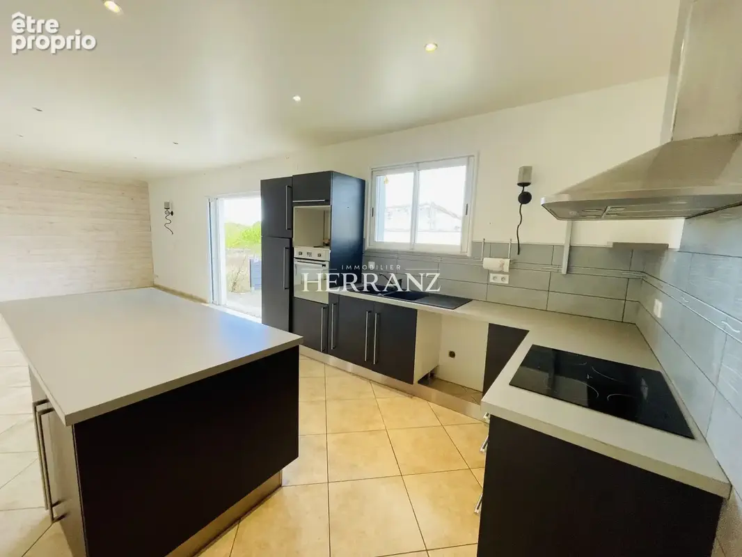 Maison familiale de plain-pied de 135 m2, 4 chambres, garage de 55 m2 et jardin de 2 000 m2 - photo 6