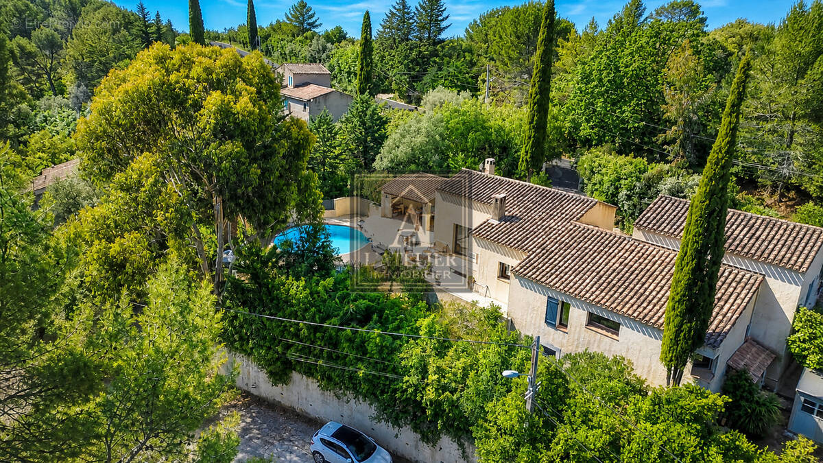 Maison de 170 m2 avec garage et piscine sur une parcelle de 1485 m2 - photo 2