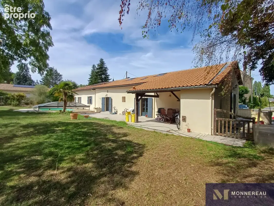 Charentaise avec dependance piscine et terrain clos - photo 2