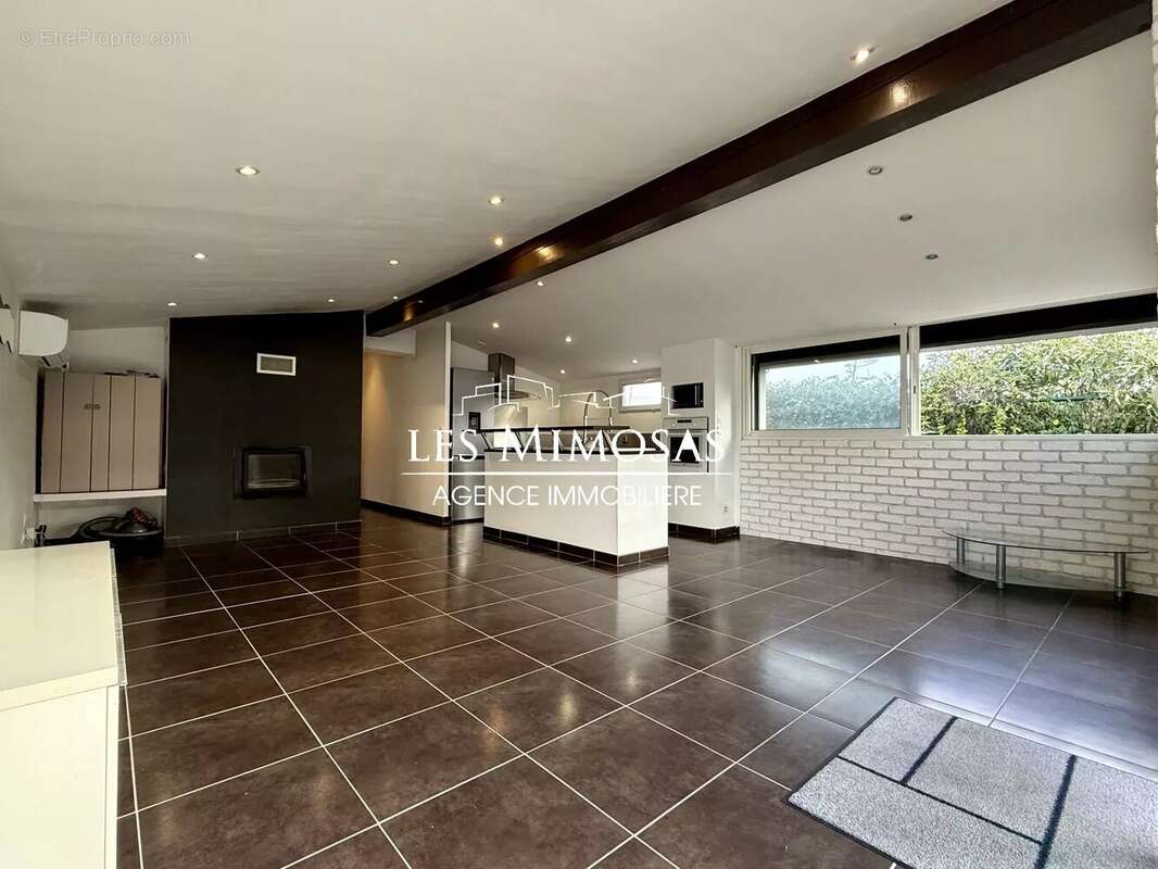 Maison à ROQUEBRUNE-SUR-ARGENS