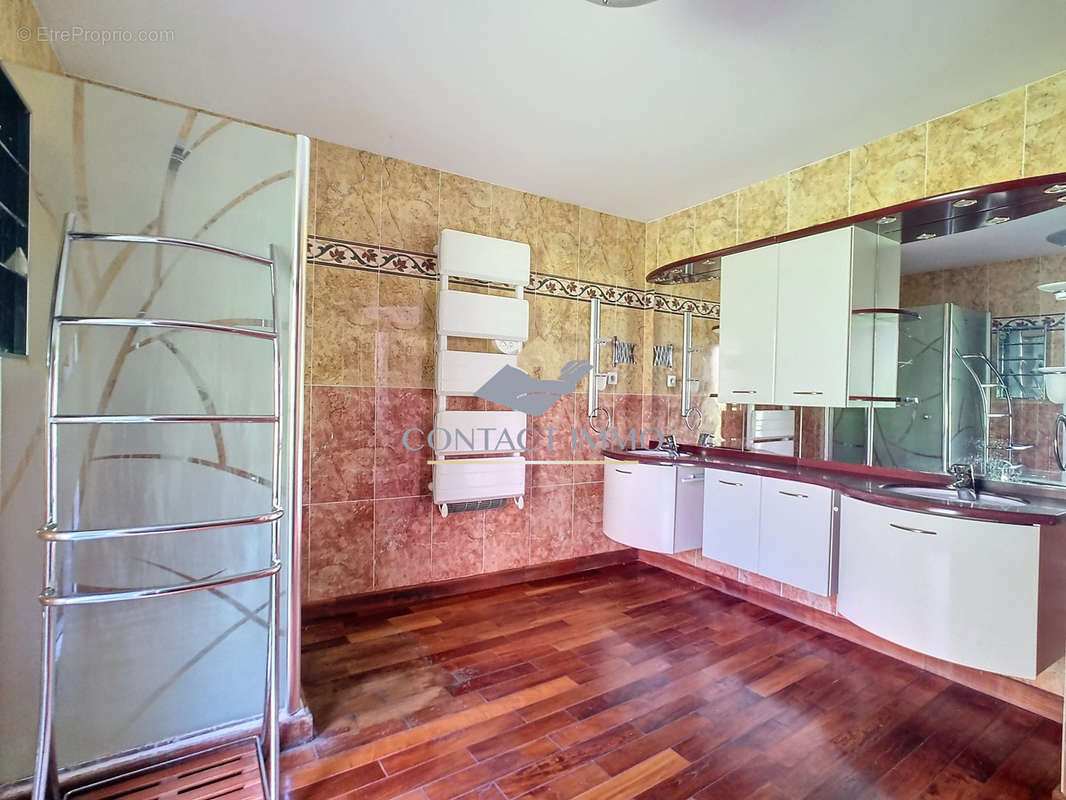 maison 1 - salle de bain + douche  - Maison à SAINT-CARADEC-TREGOMEL