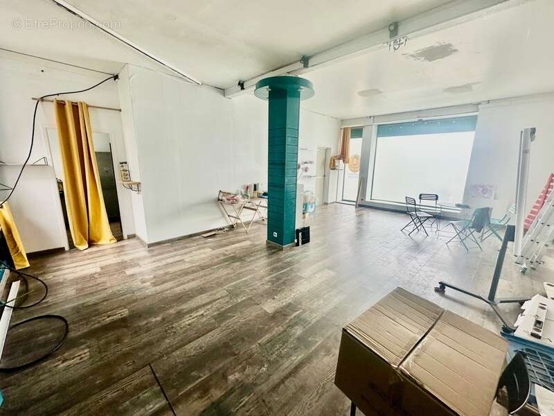 Commerce à CHATEAUNEUF-DU-FAOU