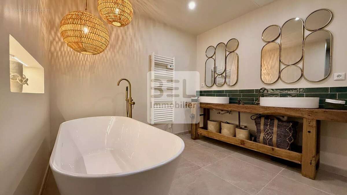 Maison à LAUDUN-L'ARDOISE