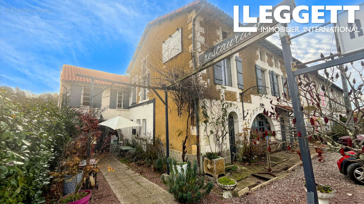 Ensemble immobilier comprenant une grande maison de 6 chambres et d'un lieu de réception, idéal divers projets - photo 2