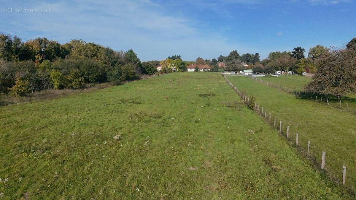 Terrain à POUILLY-SUR-SAONE