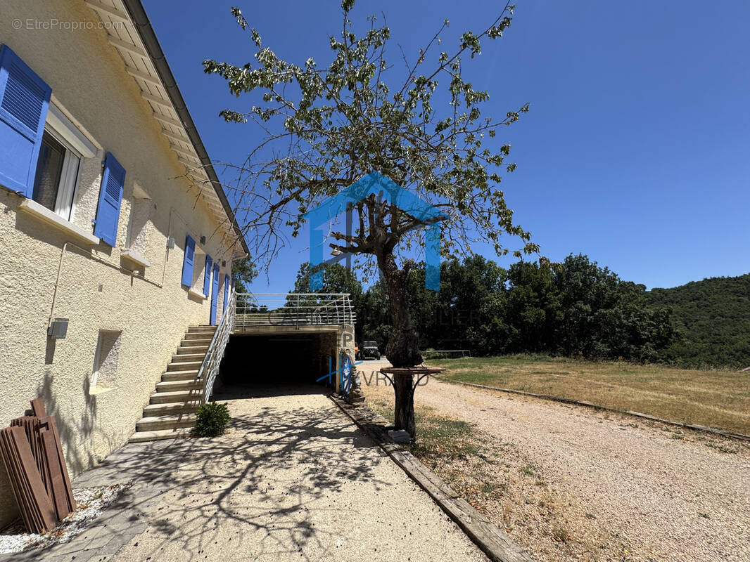Maison familiale de 192 m2 au sol (155 m2 habitables) avec terrain de 1499 m2 - photo 2