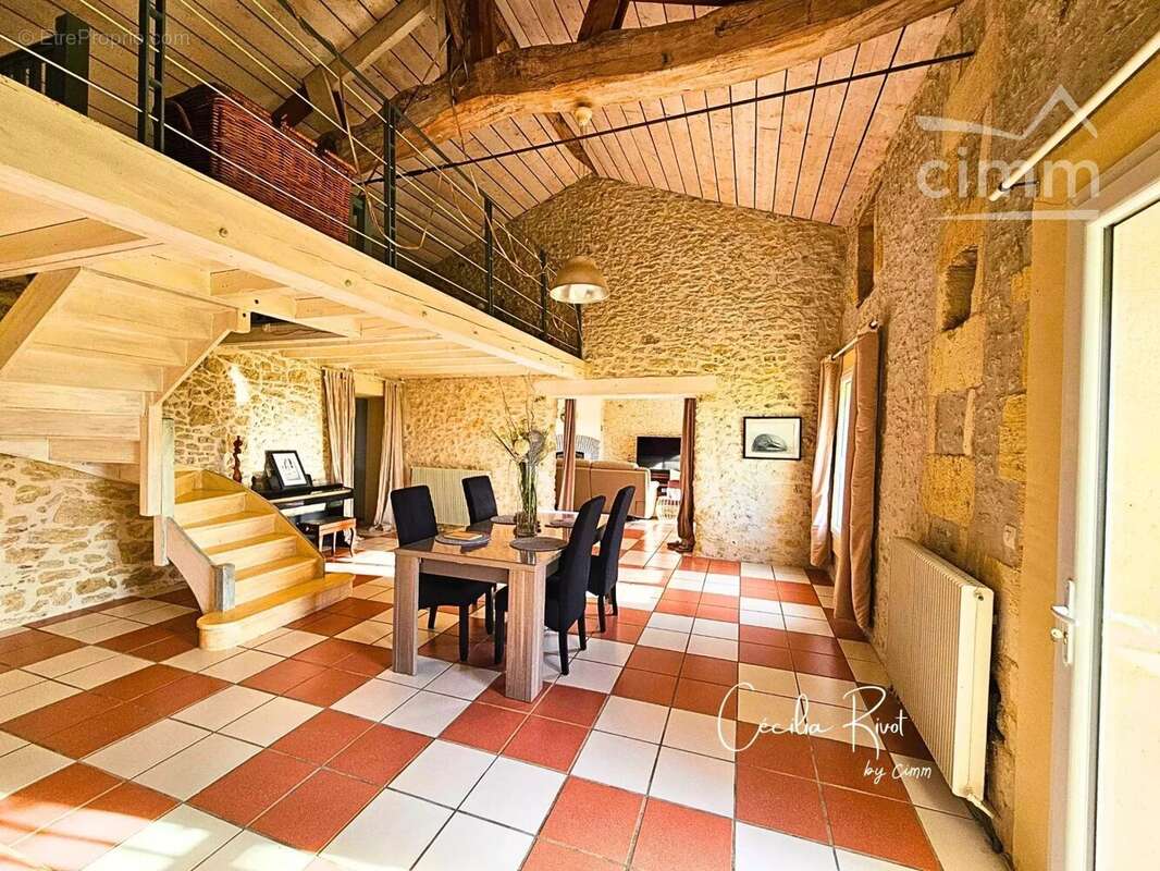 Maison à SAINT-CHRISTOLY-DE-BLAYE