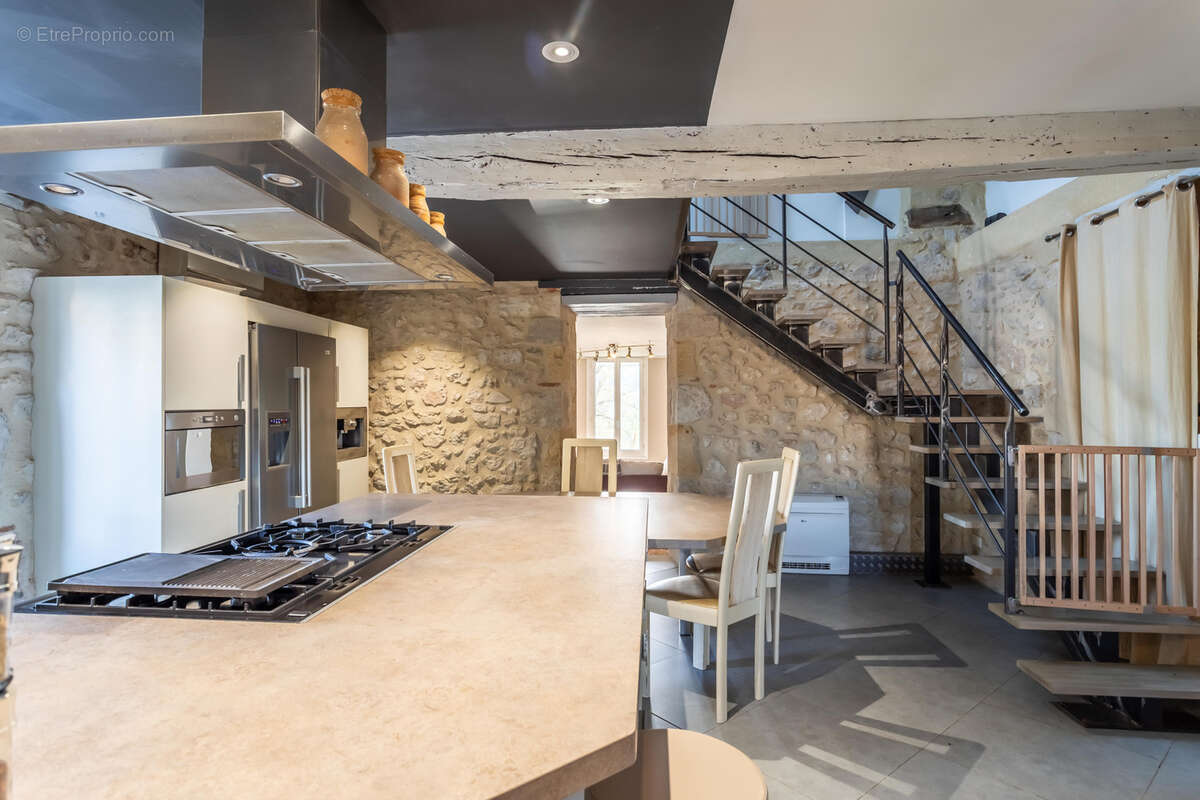 Propriété de campagne avec piscine, dépendances, garage et terrain - photo 7