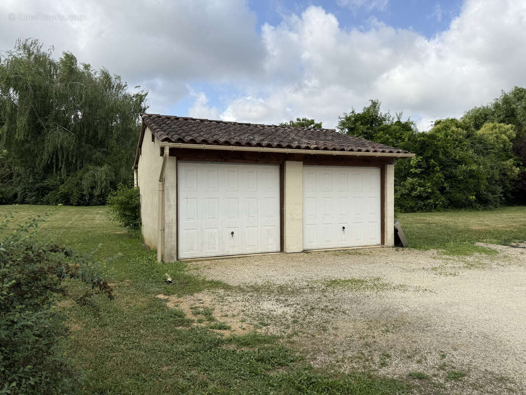 Maison avec piscine et garages à Montréal du Gers - photo 17