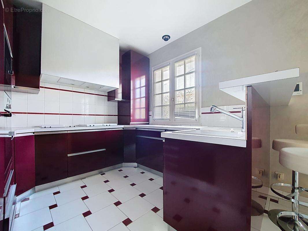 Maison - 4 Chambres - Bureau - Buanderie - Cave à vins - Garage - Piscine - Grande Cour - - photo 23