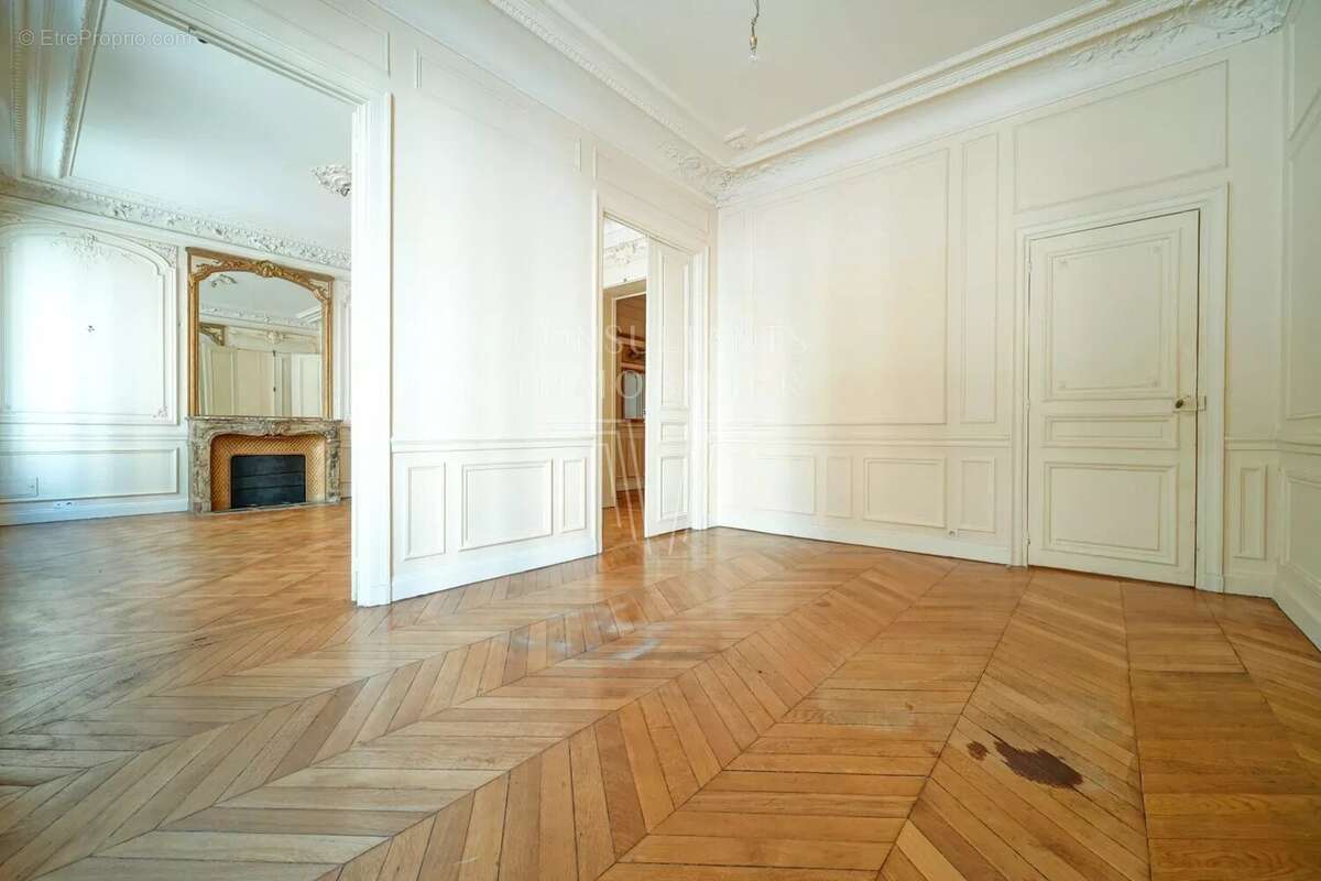 Appartement à PARIS-8E