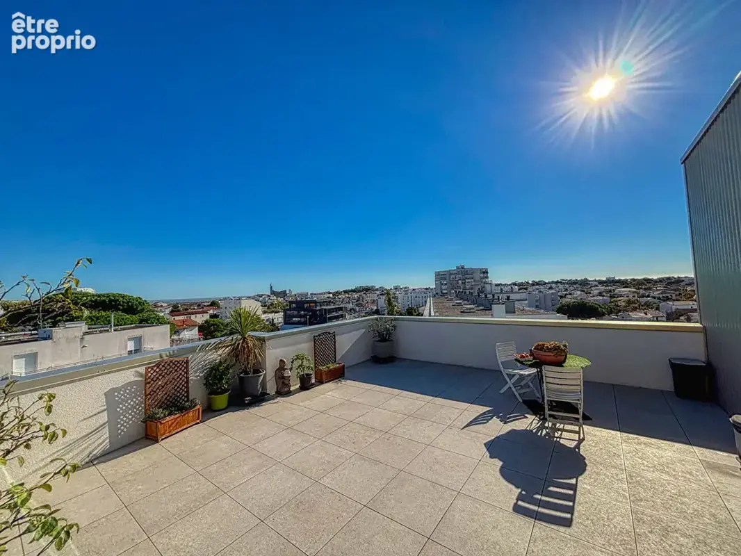Royan -dernier étage - aperçu mer -grande terrasse 47 m² - garage - photo 2