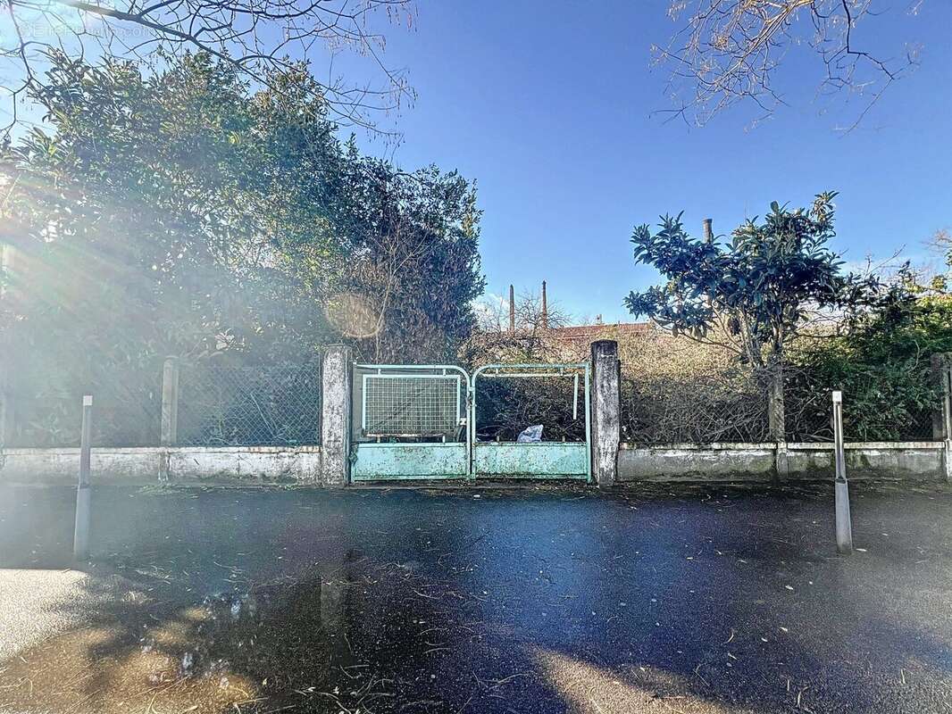 Terrain à VENISSIEUX