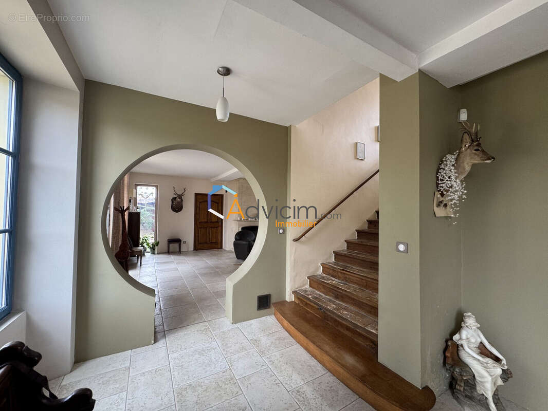 Maison 410 m² à Torcy-En-Valois  - photo 9