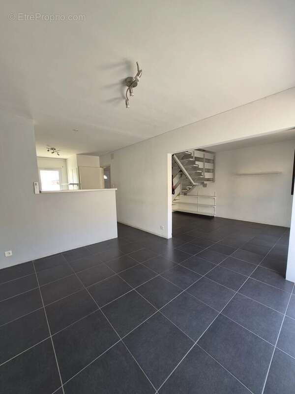 Maison t5 libre sur 3 faces avec garage - photo 2