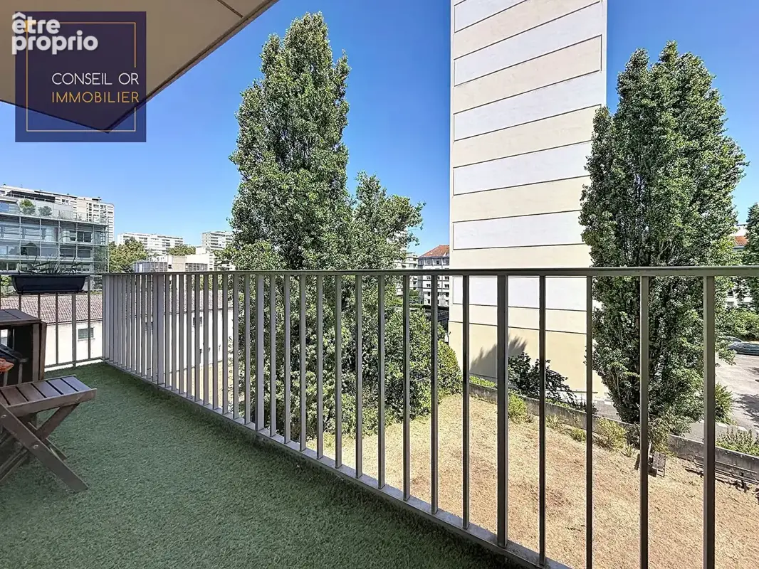 T3 - 69 m2 - 2 chambres - balcon - parking et cave - photo 3