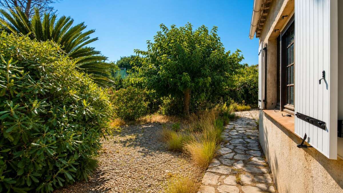 Villa 4 pieces dependances a renover valescure frejus - photo 5