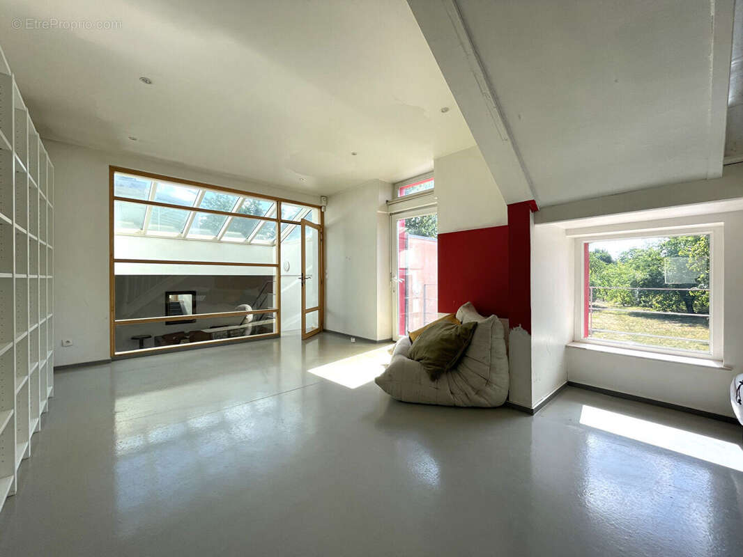 Maison familiale et contemporaine sur 17 ares de terrain à Woippy, garage. - photo 8