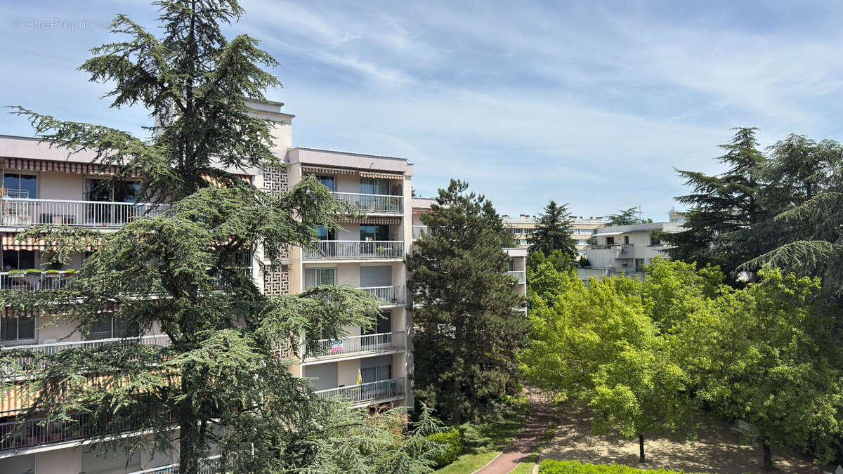 Studio - Dernier étage - Lim. LYON 5 - Vue dégagée - photo 2