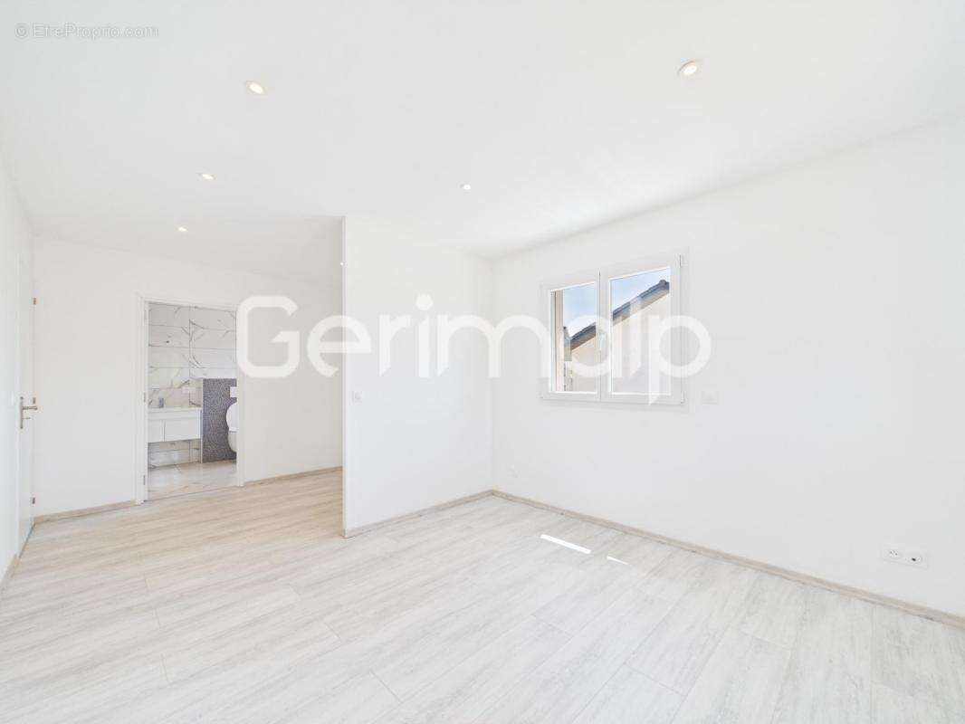 Vente - Maison - 5 pièces + cuisine - 130 m² - 535 000 € - - photo 8