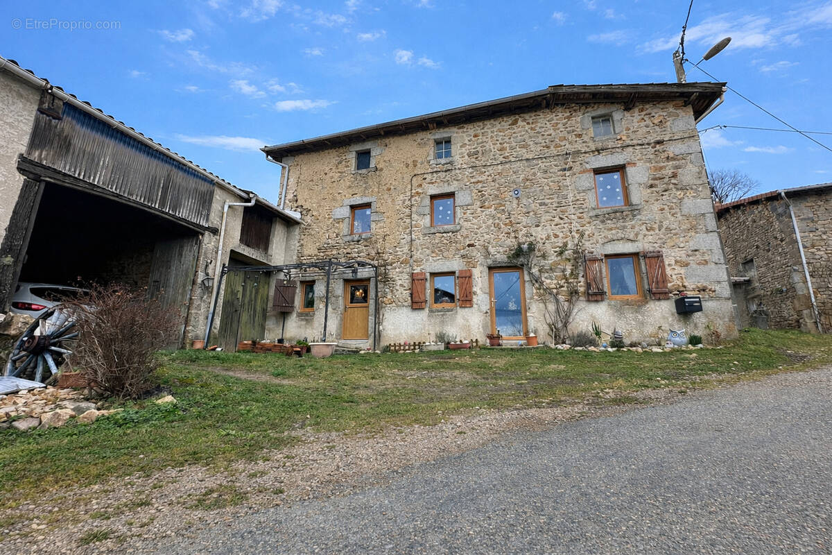 Maison à SAINT-VICTOR-MONTVIANEIX