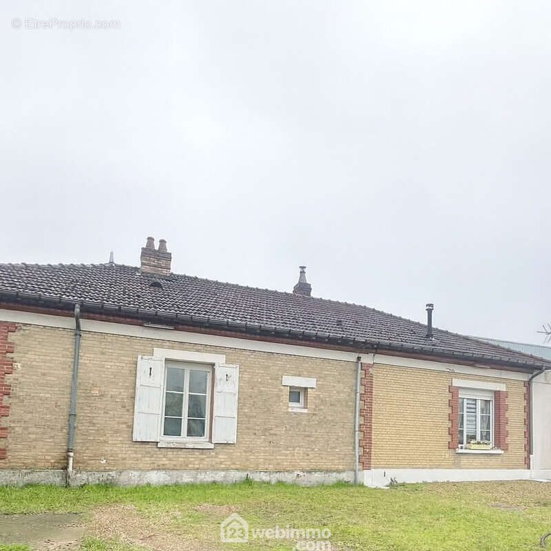 Ensemble immobilier d&#039;une surface habitable de 126 m² comprenant ... - Maison à LAON