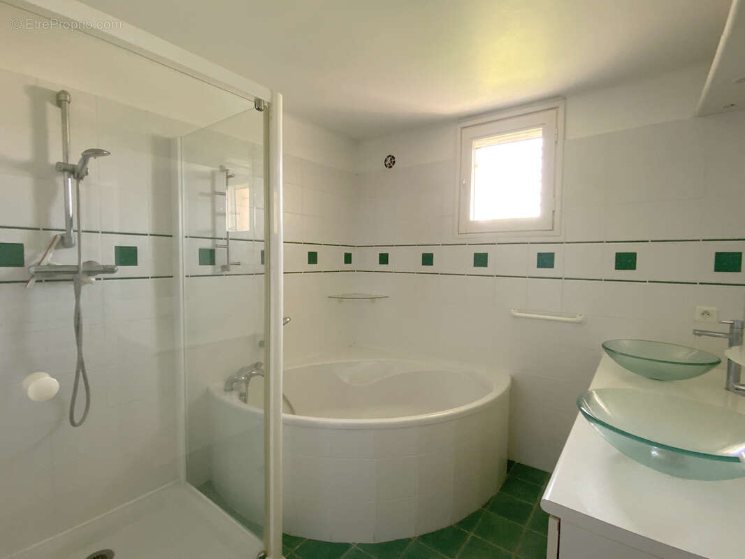 Charmante maison avec terrain arboré et piscine  à Uzès. - photo 14