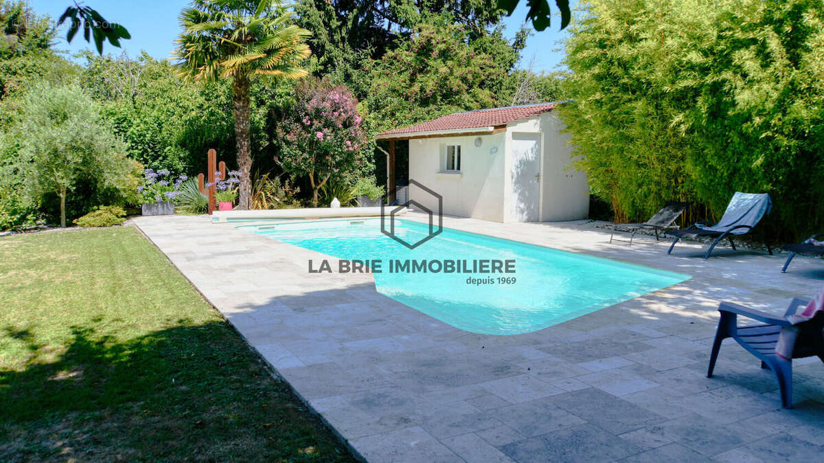 Maison à MANDRES-LES-ROSES