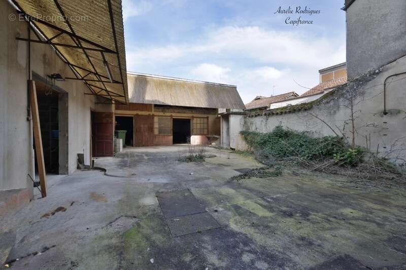 Maison à BAGE-LE-CHATEL