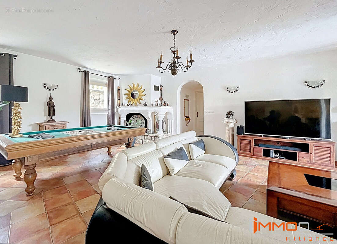 Maison 192 m² à Saint-Paul-En-Foret  - photo 4