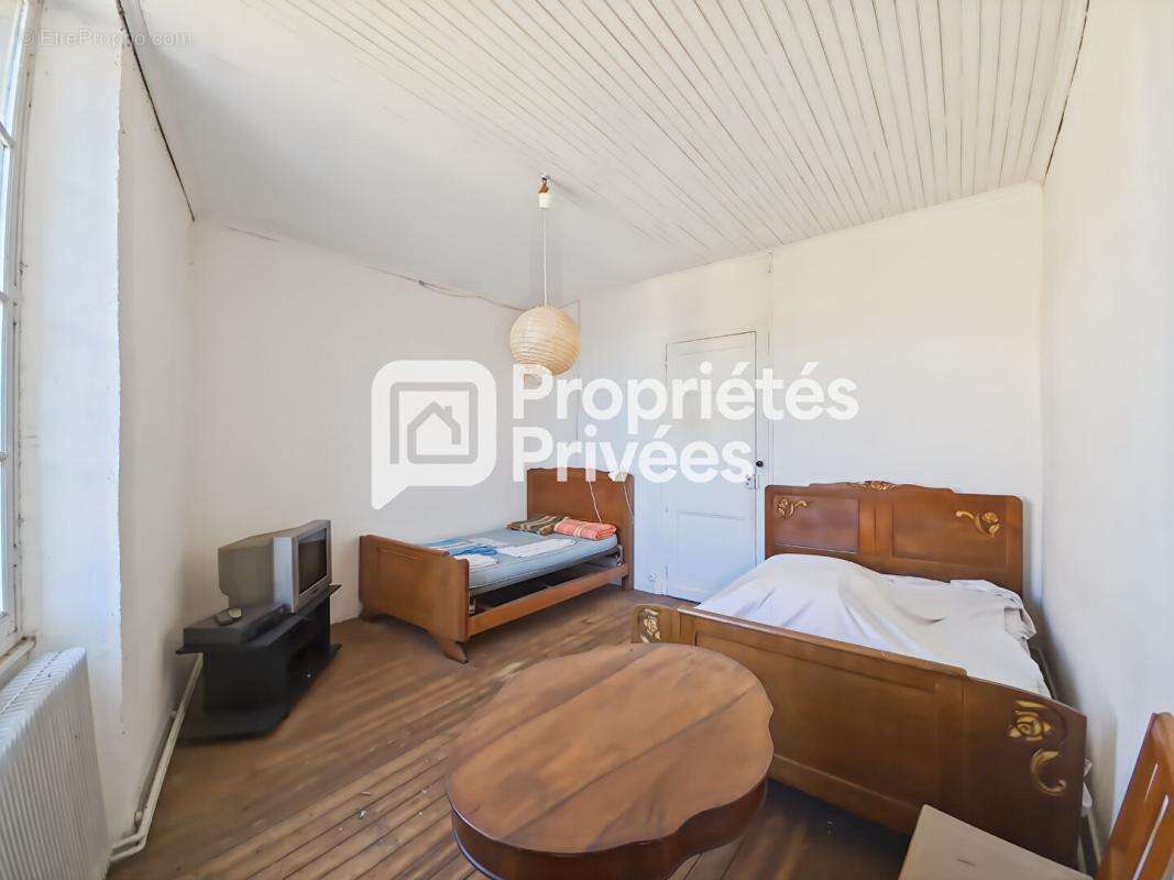 Grande maison en pierre à rénover avec jardin, dépendances et fort potentiel - photo 13