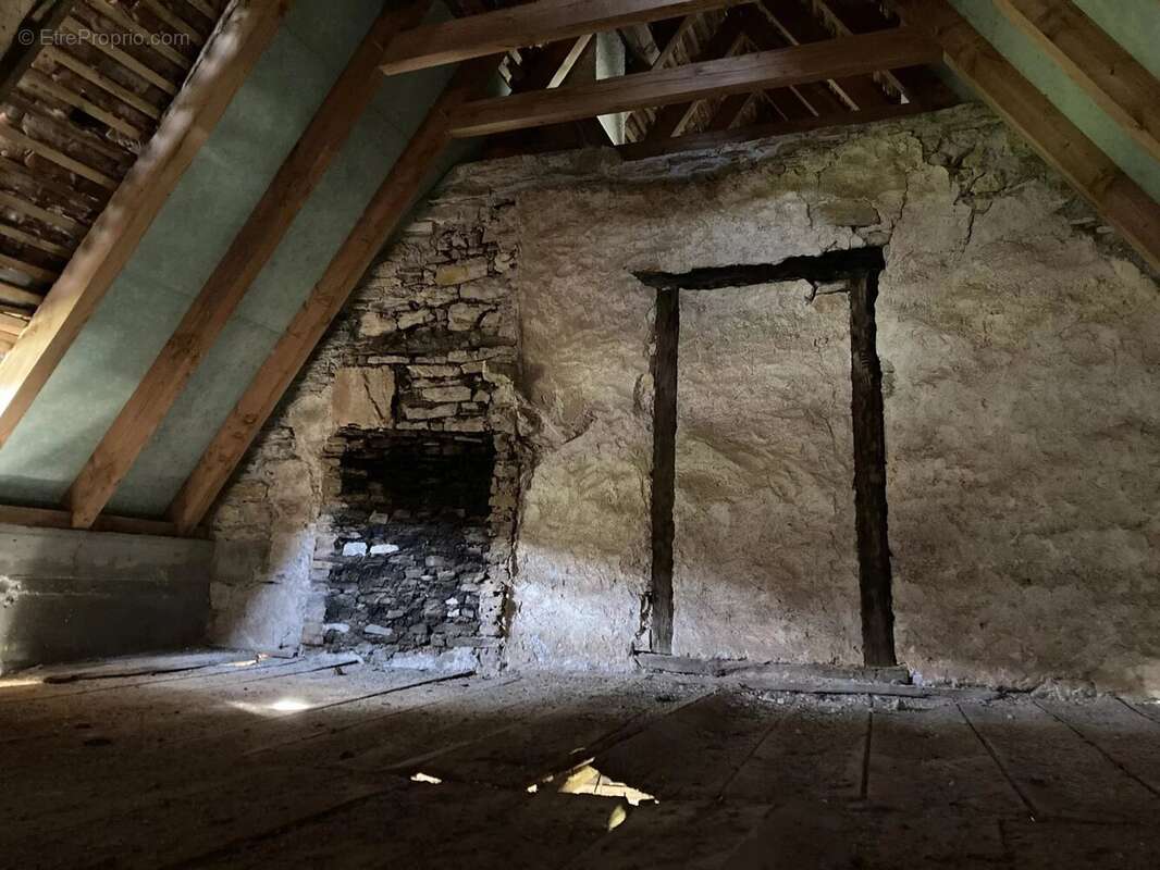 Unique dans le secteur de la vallée du Célé : magnifique ancienne ferme avec pigeonnier à rénover entièrement, située sur un ter - photo 8