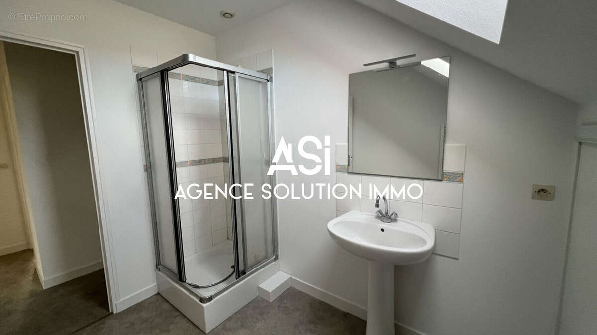 Maison à CRENNES-SUR-FRAUBEE