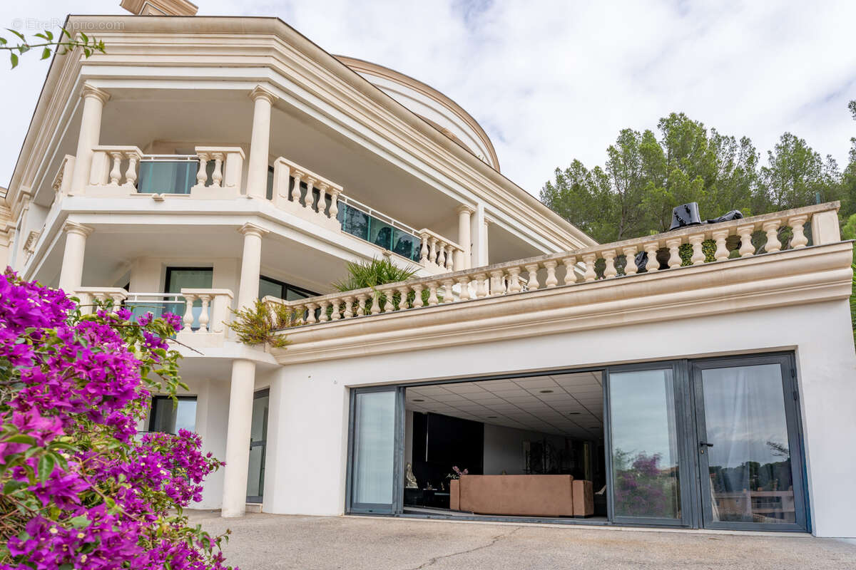 Commerce à CARRY-LE-ROUET