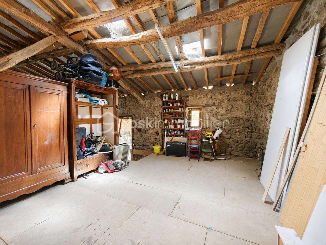 Maison en pierre rénovée avec grange – Un havre de paix au cœur de la campagne - photo 16