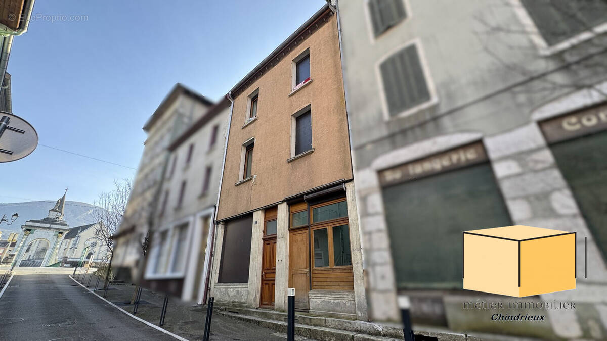 Façade immeuble - Côté 'Vieux Pont' - Appartement à SEYSSEL