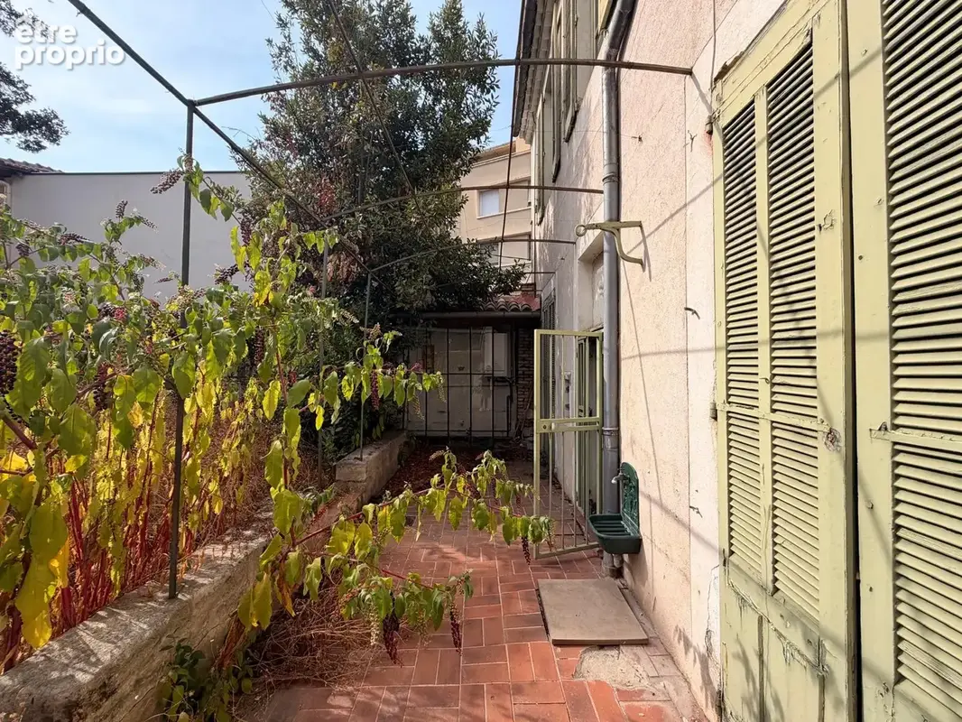NIMES ARENES Maison de ville 7 pièces de 182 m2 avec jardin et dépendance - photo 2