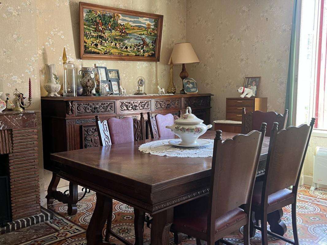 Maison à AZAY-LE-FERRON