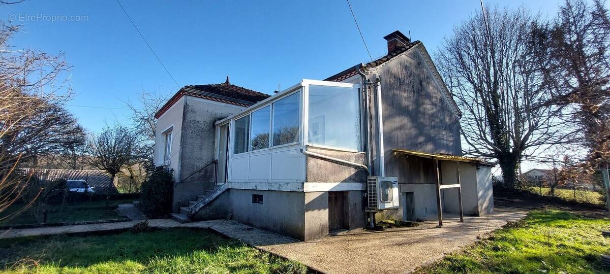 Maison à MANZAC-SUR-VERN