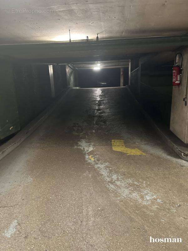 Parking à PARIS-3E
