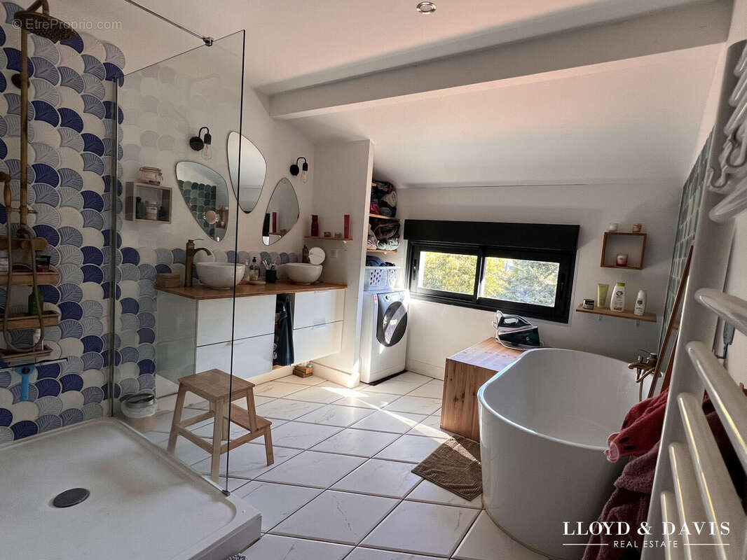 Salle de bains avec baignoire et douche - Maison à BORDEAUX