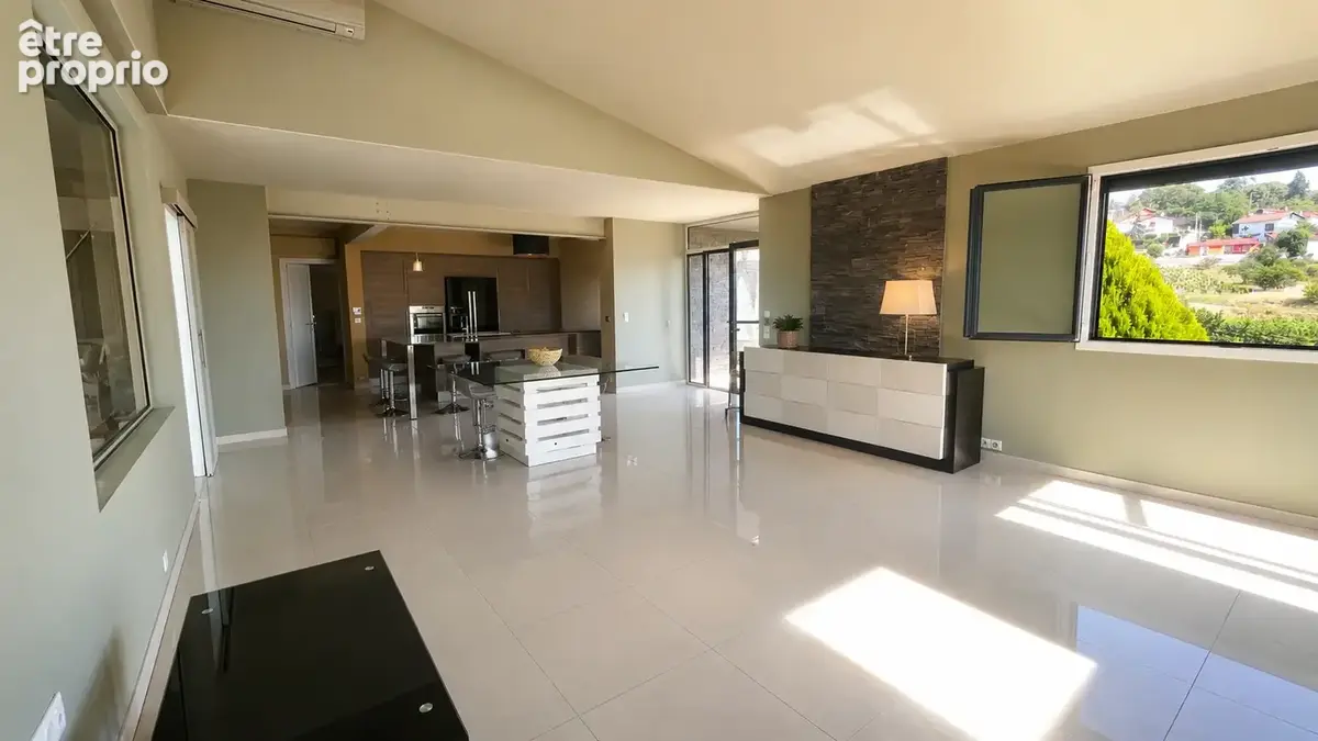 Chateaugay - Villa rénovée de 154 m2 avec piscine intérieure et grand terrain. - photo 3