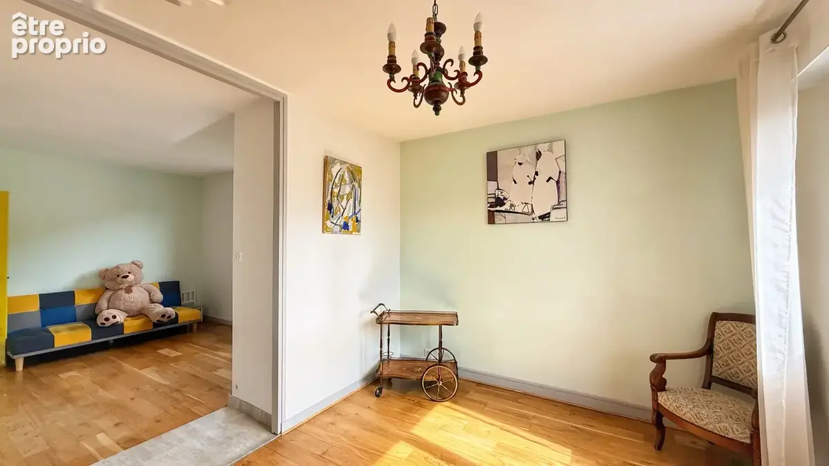 VOIRON - T6 de 144 m2 avec balcons, garage et caves - photo 8