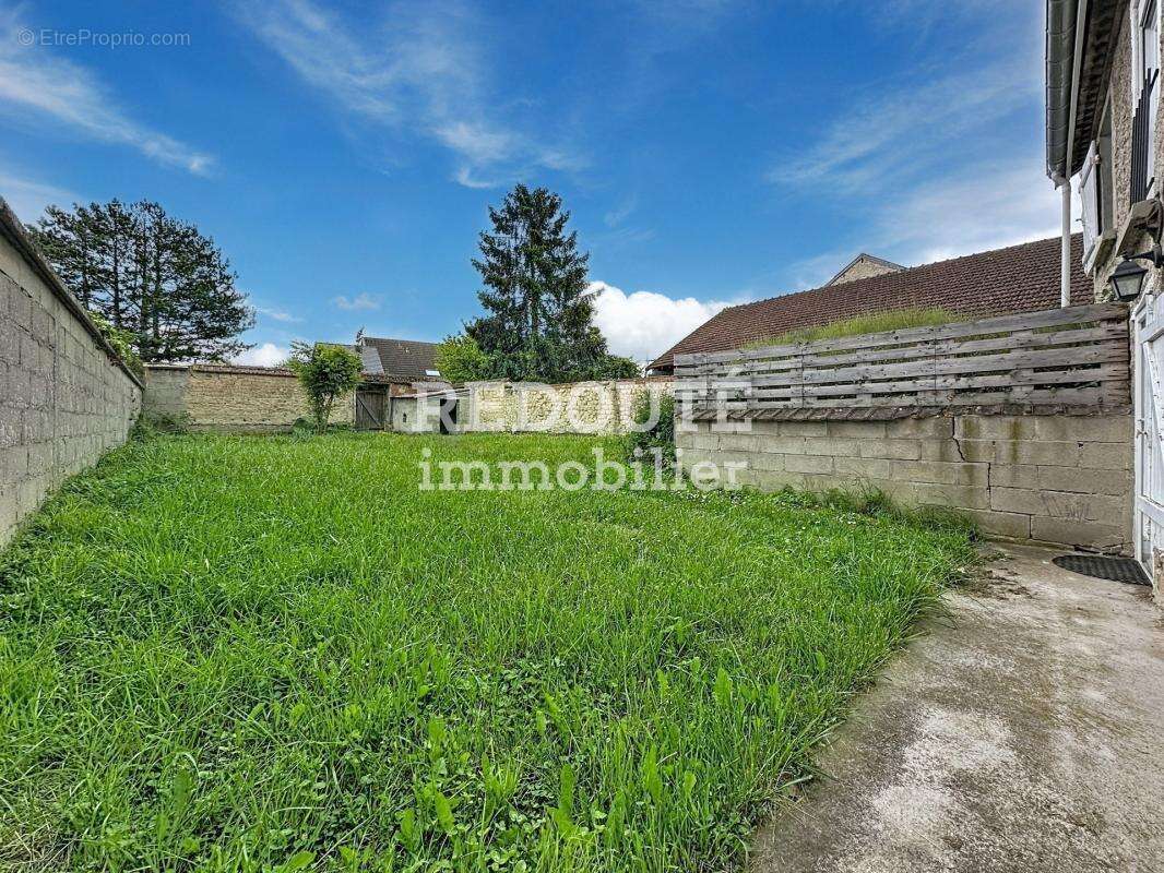 Les mesneux- maison de type 5 avec jardin et garage - photo 3