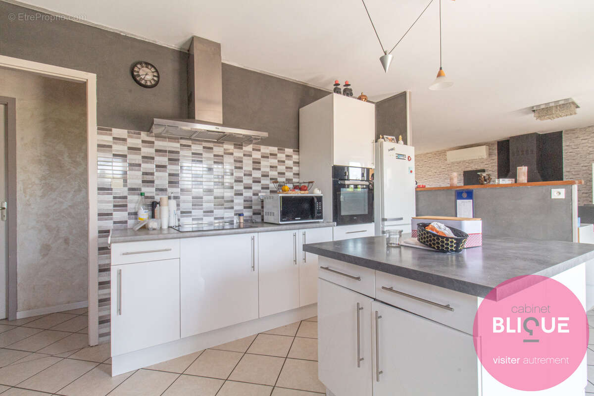 Plain-pied, grand jardin et garages xxl : ici, l'espace a pris ses aises ! - photo 12