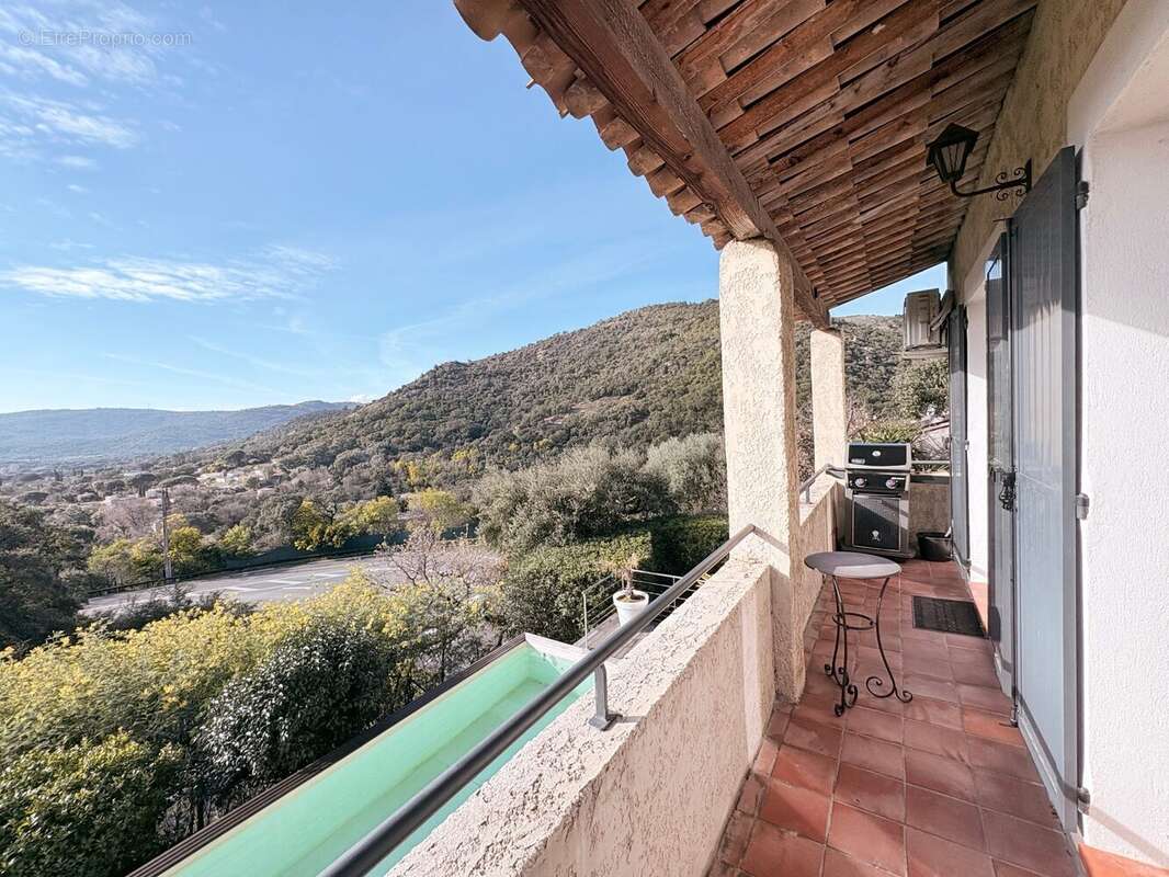 balcon séjour - Maison à PLAN-DE-LA-TOUR