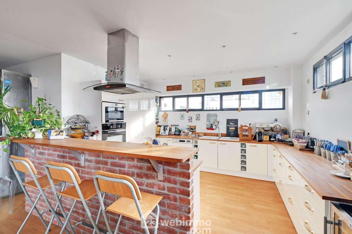 Cuisine équipée ouverte sur le séjour - Appartement à MONTROUGE