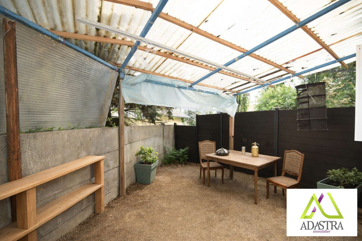 Terrasse du F1 43m2 (désencombré grâce à l'IA) - Appartement à MULHOUSE