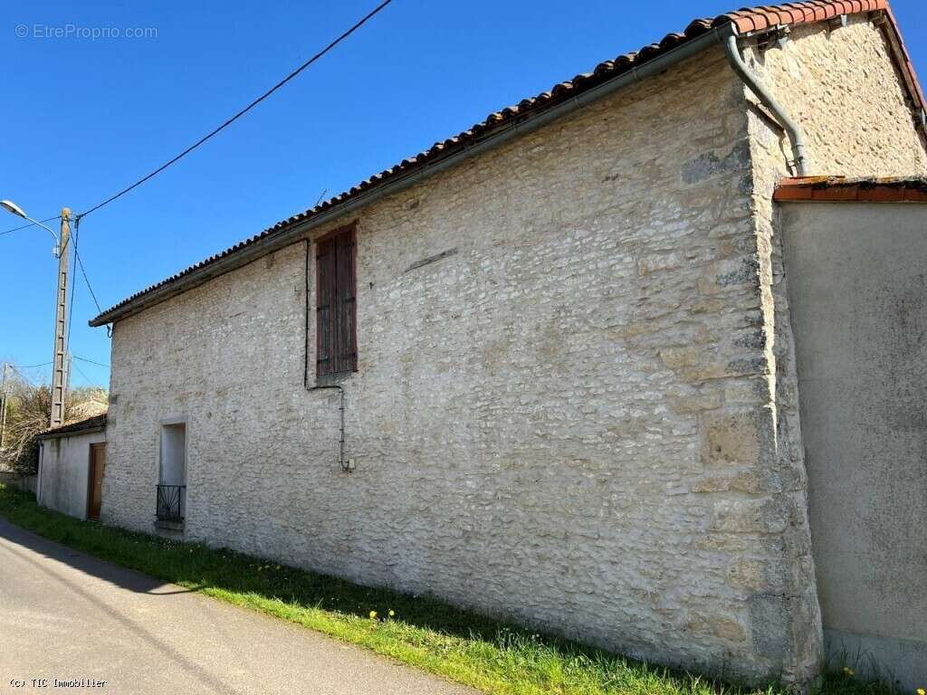 Maison de Campagne avec Dépendances 5 Minutes de Civray - photo 27